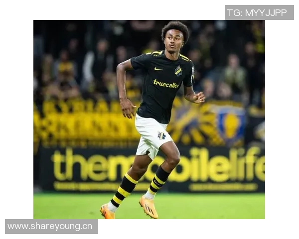 拜仁派球探考察费耶诺德19岁右后卫雷德引发关注