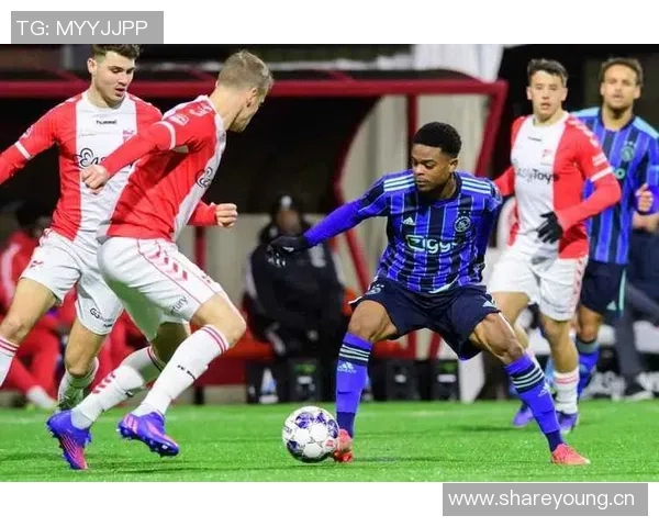 德国裁判茨瓦尔执法切尔西与阿贾克斯对决引发关注